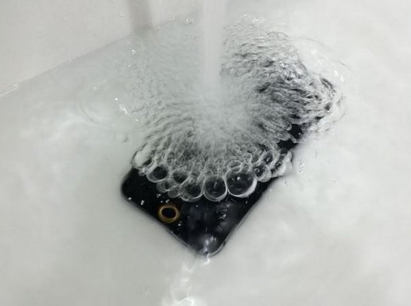 В сети появились снимки прототипа iPhone 6 с водонепроницаемым корпусом
