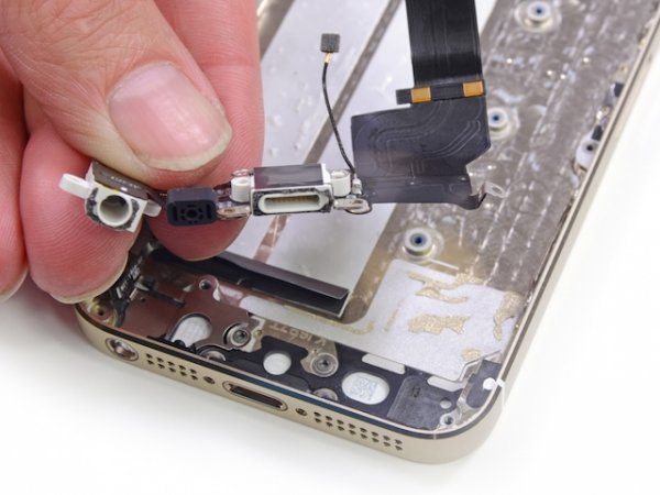 С завода Foxconn "утекли" снимки порта Lightning и аудиоразъема iPhone 6