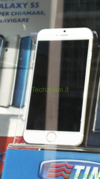 В витрине салона итальянского мобильного оператора выставлен iPhone 6