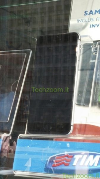 В витрине салона итальянского мобильного оператора выставлен iPhone 6