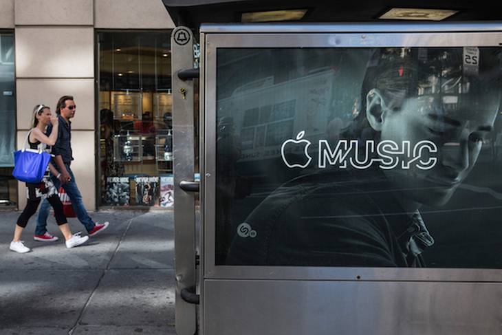 Реклама Apple Music на улице